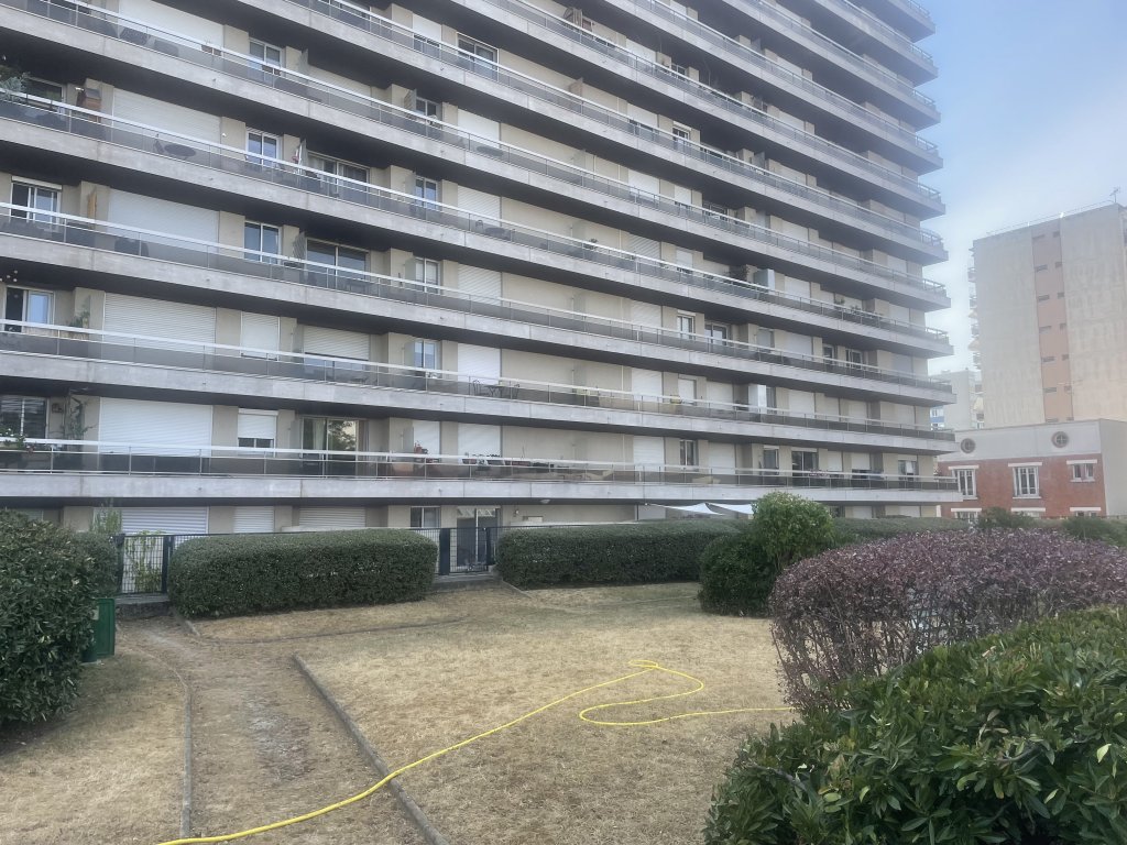 Appartements achat vente La Fère 646 600 € FAI 484 Appartement PARIS 12 e arrondissement, dans un quartier recherché, situé au 2ème étage d'une copropriété bien entretenue.
Il comprend une entrée, cuisine semi ouverte, séjour, deux chambres, toilettes, salle de bains, cellier. Placards de rangements. Balcon. Jardin privatif.
Situé prés des stations de métro lignes 6 et 8, à quelques minutes à pied de la place Félix Eboué.
Chauffage collectif au gaz.